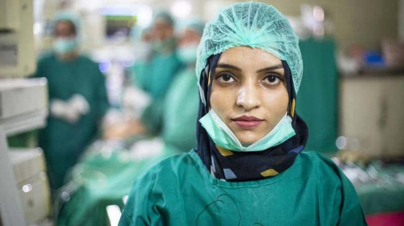 afghan-refugee-doctor-saleema-rehman-wins-hearts-of-pakistanis-with-her-efforts-to-save-pakistani-coronavirus-patients-